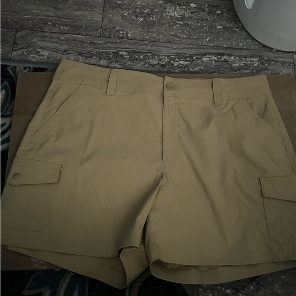 Eddie Bauer Women’s Tan Cargo Shorts - Picture 2 of 5